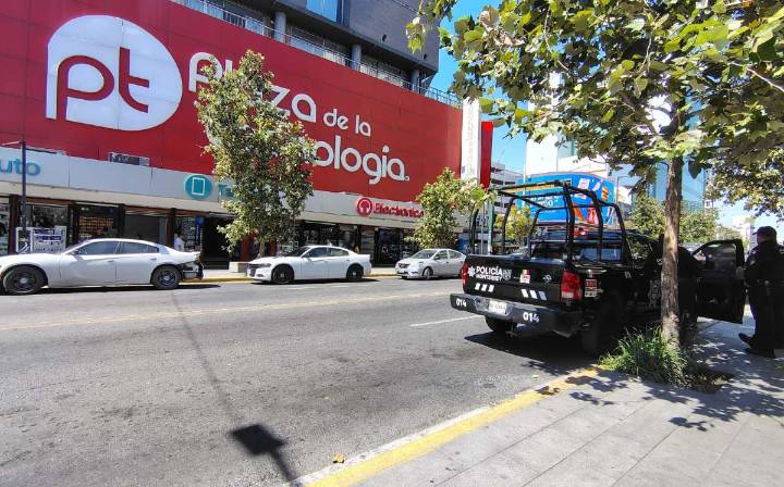 Catean local dentro de la Plaza de la Tecnología en el Centro de Monterrey por celular robado