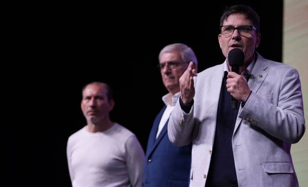 El incómodo momento que vivió el ministro de Educación al ser abucheado por docentes