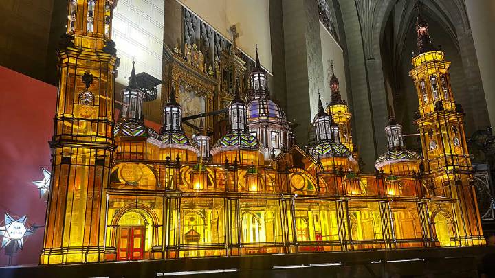 Una carroza del templo del Pilar renovada y cambios en el recorrido: novedades del Rosario de Cristal 2025