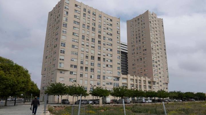 El edificio de La Torre comprado por València se llena de apartamentos turísticos