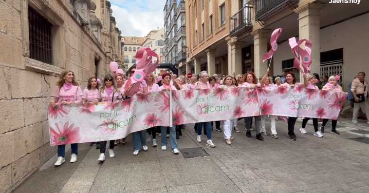Jaén se tiñe de rosa de la mano de Ajicam para visibilizar el cáncer de mama