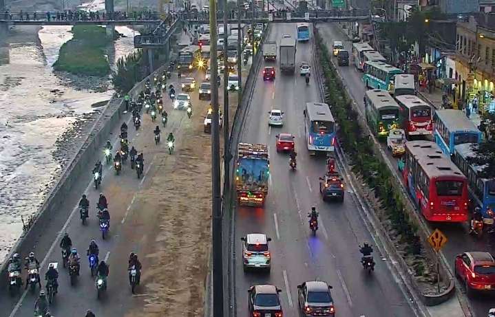 Caos vehicular por derrame de petróleo en Vía de Evitamiento