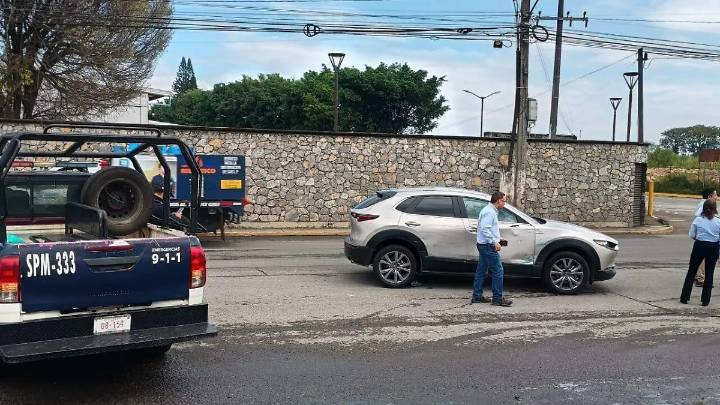 Choca patrulla con camioneta particular en Ixtaczoquitlán