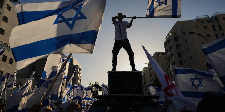 Renewed fighting tests Gaza ceasefire and Israel briefly halts aid