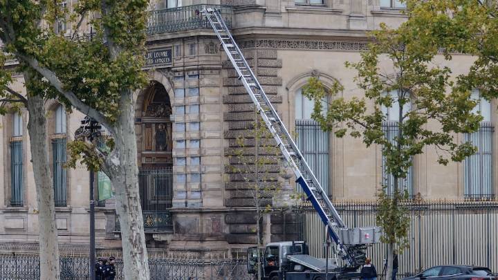 Salen a la luz las primeras imágenes de los ladrones en pleno robo en el Louvre