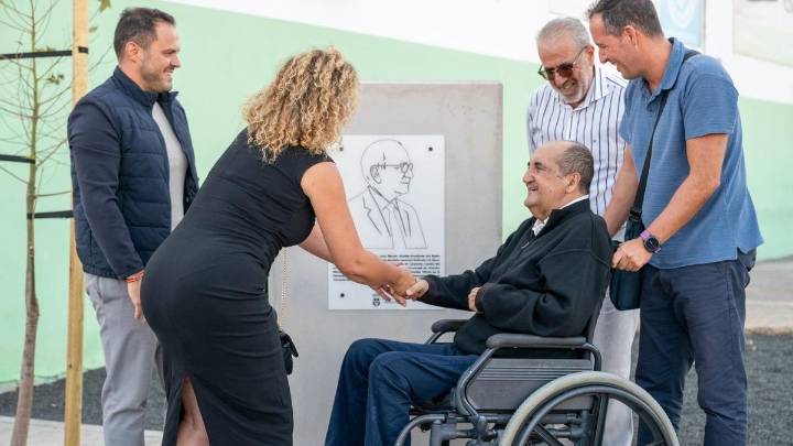 El maestro y Cronista del Carnaval Óscar Torres da nombre a la plazoleta de acceso a Argana Baja en Arrecife