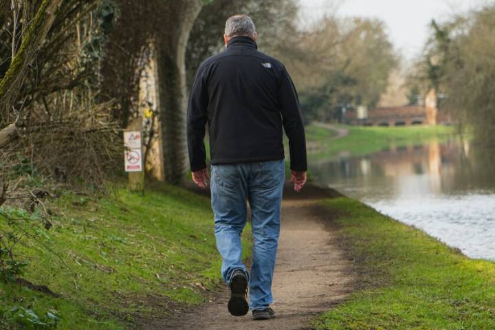 Hay mucha gente que camina mirando hacia abajo: la ciencia cree tener una explicación