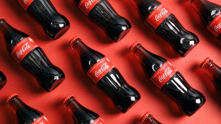 Acciones de Coca-Cola suben tras superar expectativas de ingresos y ganancias