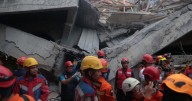 Rescatistas indonesios trabajan contrarreloj para buscar sobrevivientes tras derrumbe de una escuela