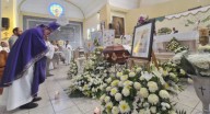 Familia y feligreses despiden al sacerdote Bertoldo Pantaleón, tras ser asesinado en Guerrero