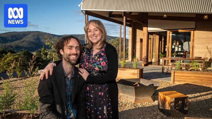 Matt and Kate built an earthship house with recycled bottles and the help of strangers