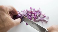 ¿No quieres más lágrimas al picar cebollas? Esta es la clave, según la ciencia