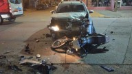 Brutal colisión entre una moto y un vehículo