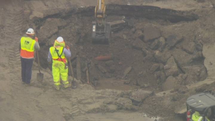 Crews working to repair Venice sinkhole after reported water main break