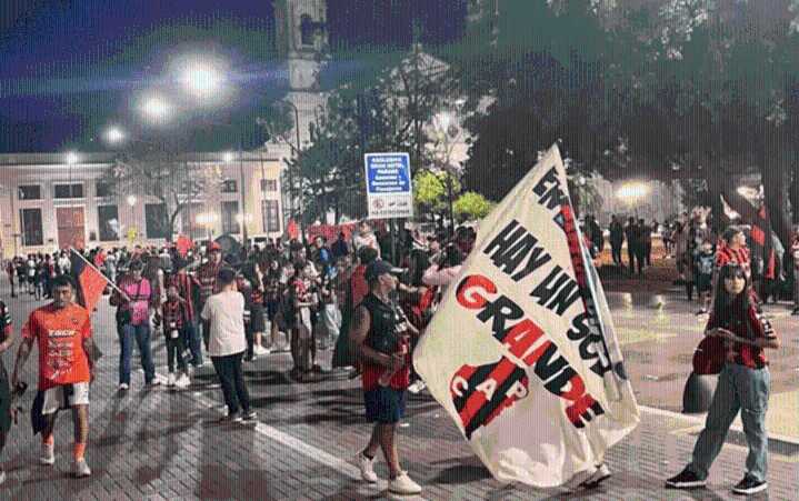 Hinchas de Patronato en busca de un milagro, realizaron un Banderazo “Rojinegro” en el centro de Paraná