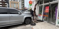 Una camioneta 4x4 se incrustó en una farmacia tras un violento choque en el barrio porteño de Caballito