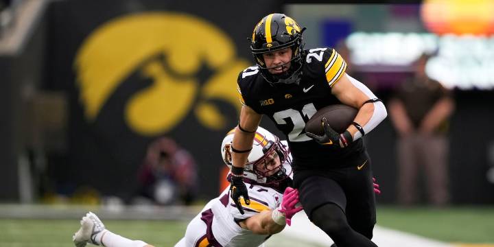 Iowa puts on a clinic against Minnesota, keeps Floyd in Iowa