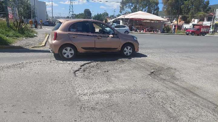 Tras pavimentación aparecen baches en colonia de Pachuca