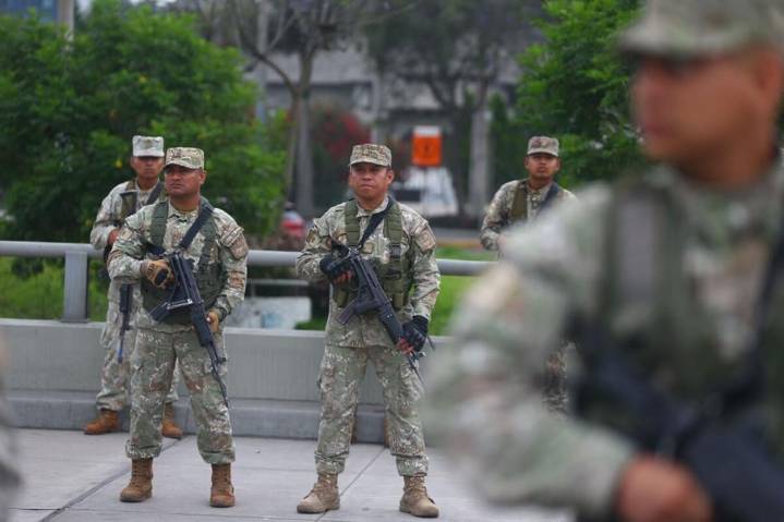 Gobierno de Perú coordina con militares estado de emergencia