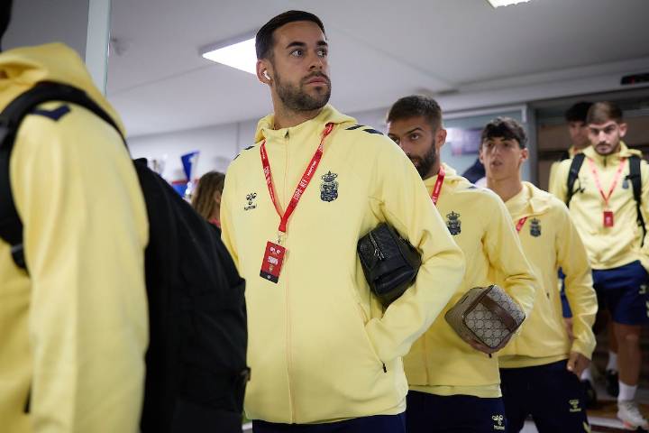 La UD sale con diez jugadores del primer equipo y el central del filial Navarro