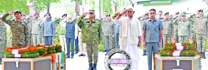 LG lays wreath, pays homage to 2 Army bravehearts