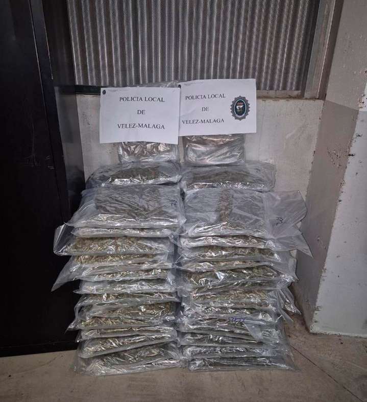 Intervenidos 77 kilos de cogollos de marihuana en Vélez-Málaga tras una persecución por varias calles