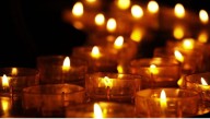 Vigilia con velas para educar sobre la violencia doméstica