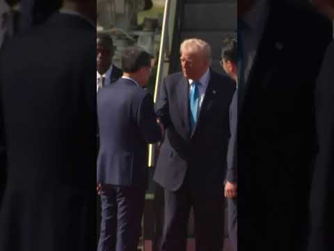 Trump Arrives in South Korea for Meeting with Xi