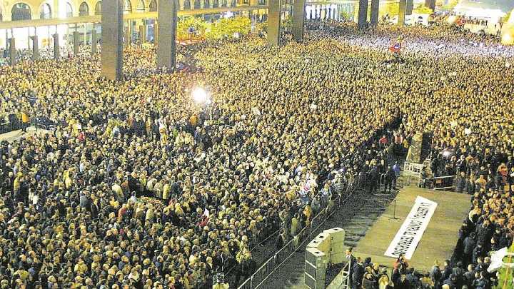 Grandes protestas en la plaza del Pilar de Zaragoza: la reivindicación de derechos y de paz