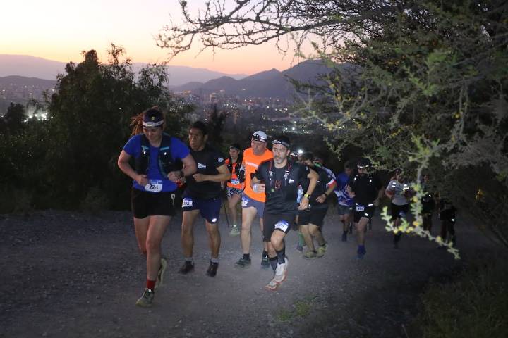 Más de 600 deportistas participaron en la corrida nocturna del Parque Aguas de Ramón en La Reina