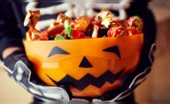 ¿Por qué en Halloween los niños piden caramelos y dulces en las casas?