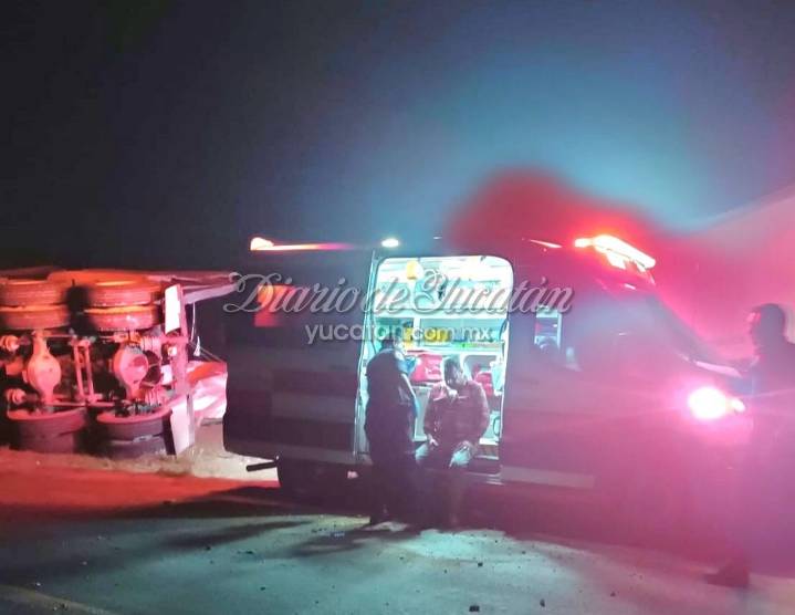 Tráiler cargado con sal vuelca en curva de vía Río Lagartos