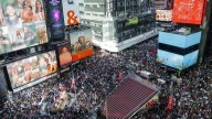 Protestas contra Trump generan ambiente festivo; republicanos las llaman actos de odio a EU