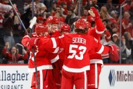 NHL roundup: Milestone night for Lightning trio in win