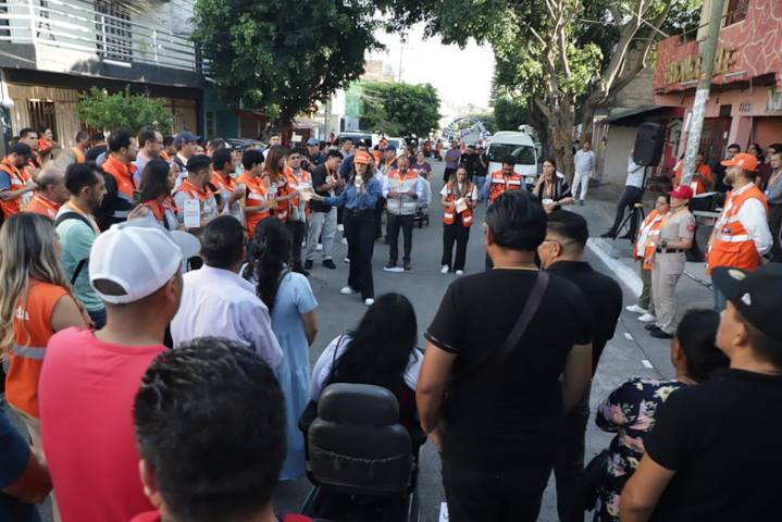 Anuncia Vero Delgadillo reparación de banquetas y bacheo en la colonia El Bethel