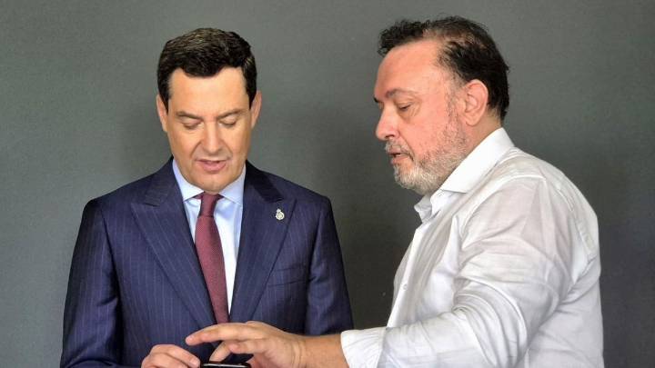 Cristóbal Córdoba pinta el retrato de Juanma Moreno