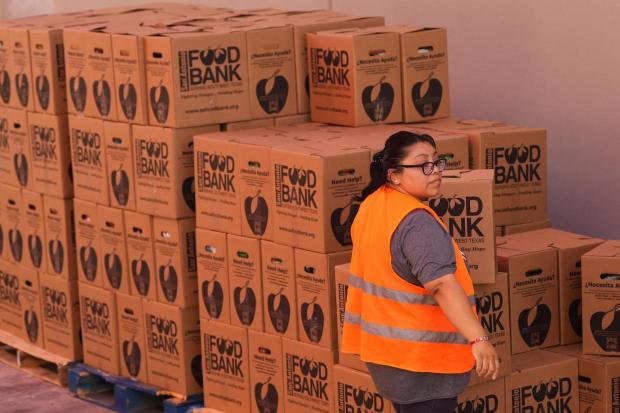 Pressure builds on Congress to end the shutdown, but a quick breakthrough appears unlikely