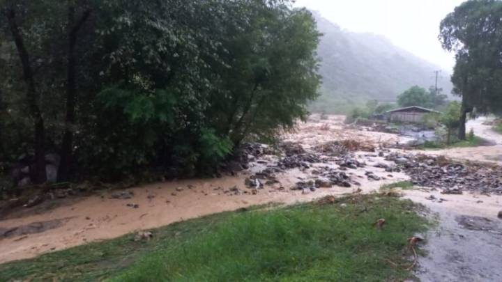 Derrumbes y rescates por las lluvias que azotan Hidalgo