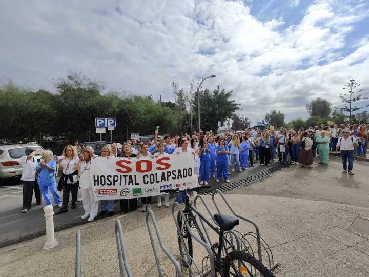 Más de 500 trabajadores del Clínico se concentran para denunciar el colapso del hospital