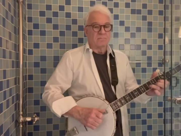 La vida secreta de Steve Martin, el actor cómico que graba discos con un banjo, gana Grammys y está N°1 en el ranking