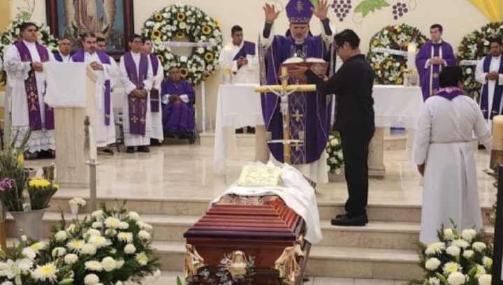 Feligreses despiden al sacerdote Bertoldo Pantaleón Estrada, quien fue asesinado en Mezcala