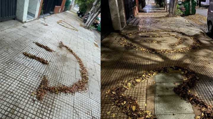 Una vecina barre las hojas de la vereda y las transforma en mensajes positivos