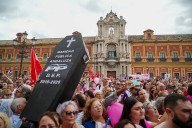 La crisis de los cribados a las puertas de San Telmo: Miles de personas claman contra Moreno y exigen una comisión de investigación