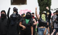 Un grupo de jóvenes encapuchados se toman una escuela de la UNAM en Ciudad de México