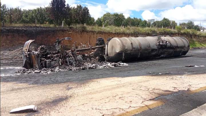 Videos de la volcadura de pipa en la Autopista México