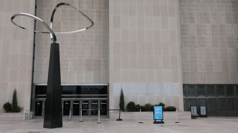 Smithsonian museums, National Zoo close as government shutdown drags on