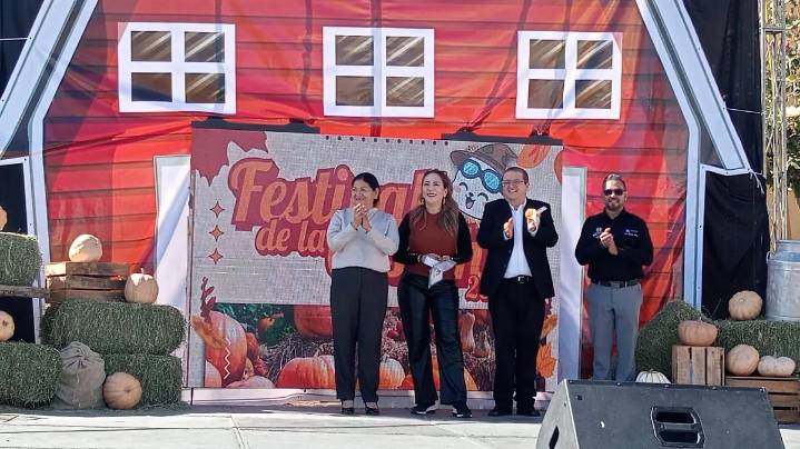 Alcalde Chava Calderón encabeza el desfile de catrines y catrinas en Parral