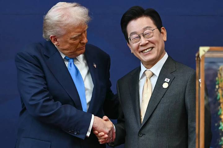 Trump vuelve a sacar provecho del chantaje comercial en su visita a la polarizada Corea del Sur