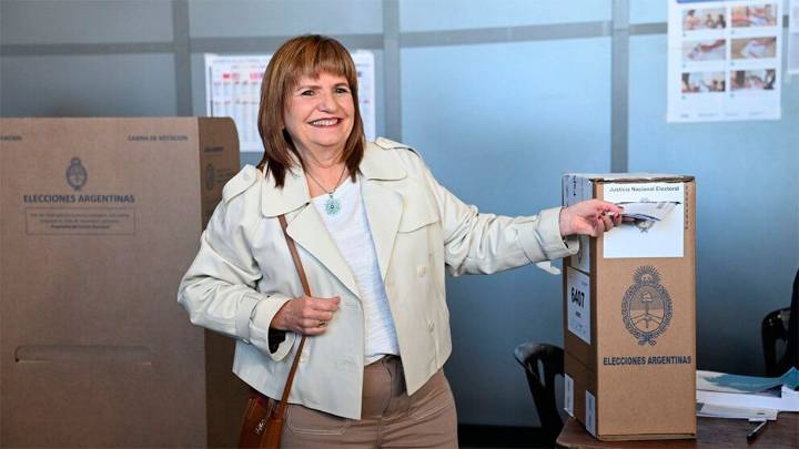 Bullrich votó pasadas las 14 y aseguró que el lunes “será un día tranquilo”