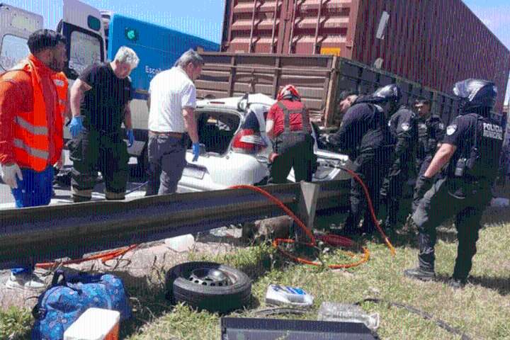 Un auto se incrustó debajo de un camión dejando varios heridos